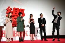 平手友梨奈のアクションについて熱弁する北村有起哉（右端）。