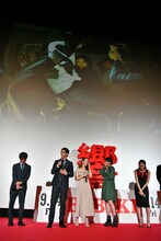 平手友梨奈の飛び蹴りの切れ味を淡々と説明する野間口徹（左から2番目）。