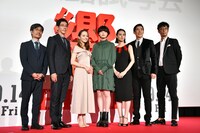 映画「響 -HIBIKI-」完成披露舞台挨拶の様子。