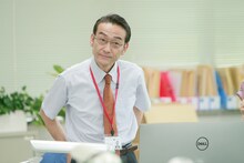 「忘却のサチコ」より、吹越満演じる白井智昭。