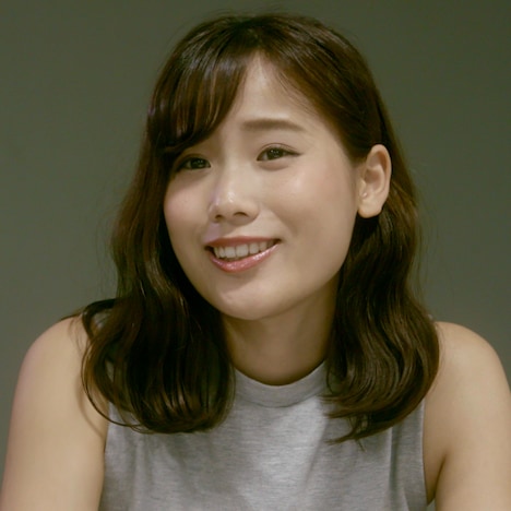 松本逢花役の秋山ゆずき。