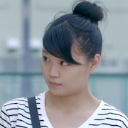 栗原綾奈役の合田純奈。