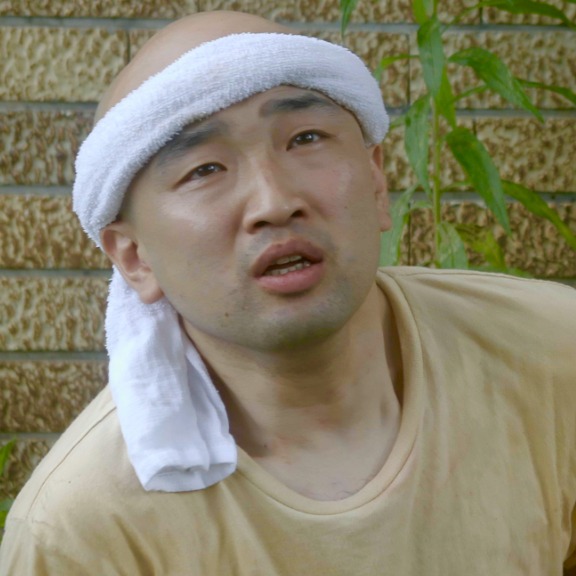 山越俊助役の山崎俊太郎。