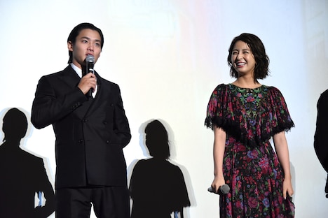 左から野村周平、柳ゆり菜。