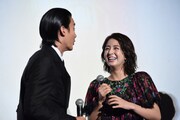 「めちゃくちゃいいこと言ったよね？」と周囲に同意を求める野村周平（左）と笑う柳ゆり菜（右）。