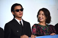 左から野村周平、柳ゆり菜。