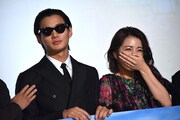 左から野村周平、柳ゆり菜。