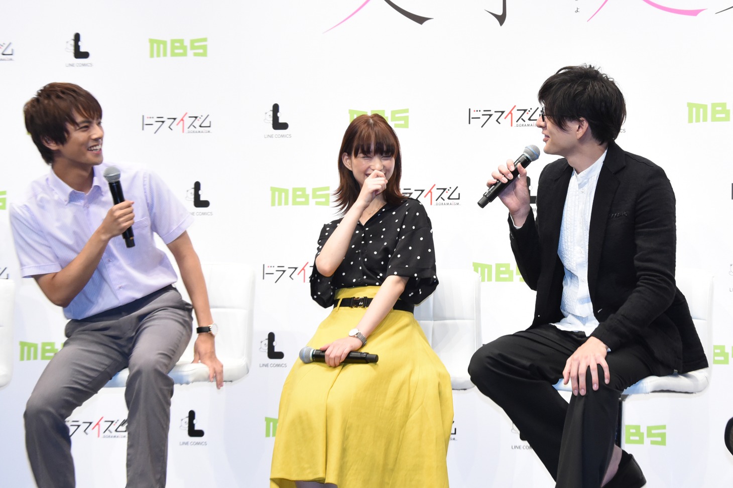 中尾暢樹（左）に「全然聞いてなかった」と言う城田優（右）。