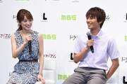 左から泉里香、中尾暢樹。