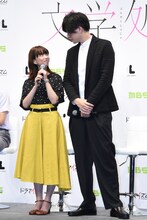 背比べをする森川葵（左）と城田優（右）。