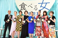 「食べる女」完成披露舞台挨拶の様子。左から生野慈朗、シャーロット・ケイト・フォックス、広瀬アリス、鈴木京香、小泉今日子、沢尻エリカ、前田敦子、筒井ともみ。