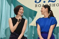 左から鈴木京香、小泉今日子。
