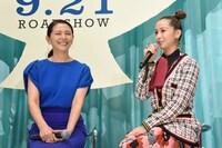 左から小泉今日子、沢尻エリカ。