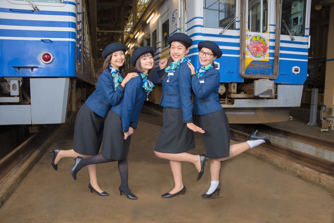 横澤夏子が制服姿でアナウンス、鉄道アテンダント役「えちてつ物語」場面写真公開