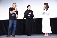 左から佐藤祐市、芳根京子、土屋太鳳。