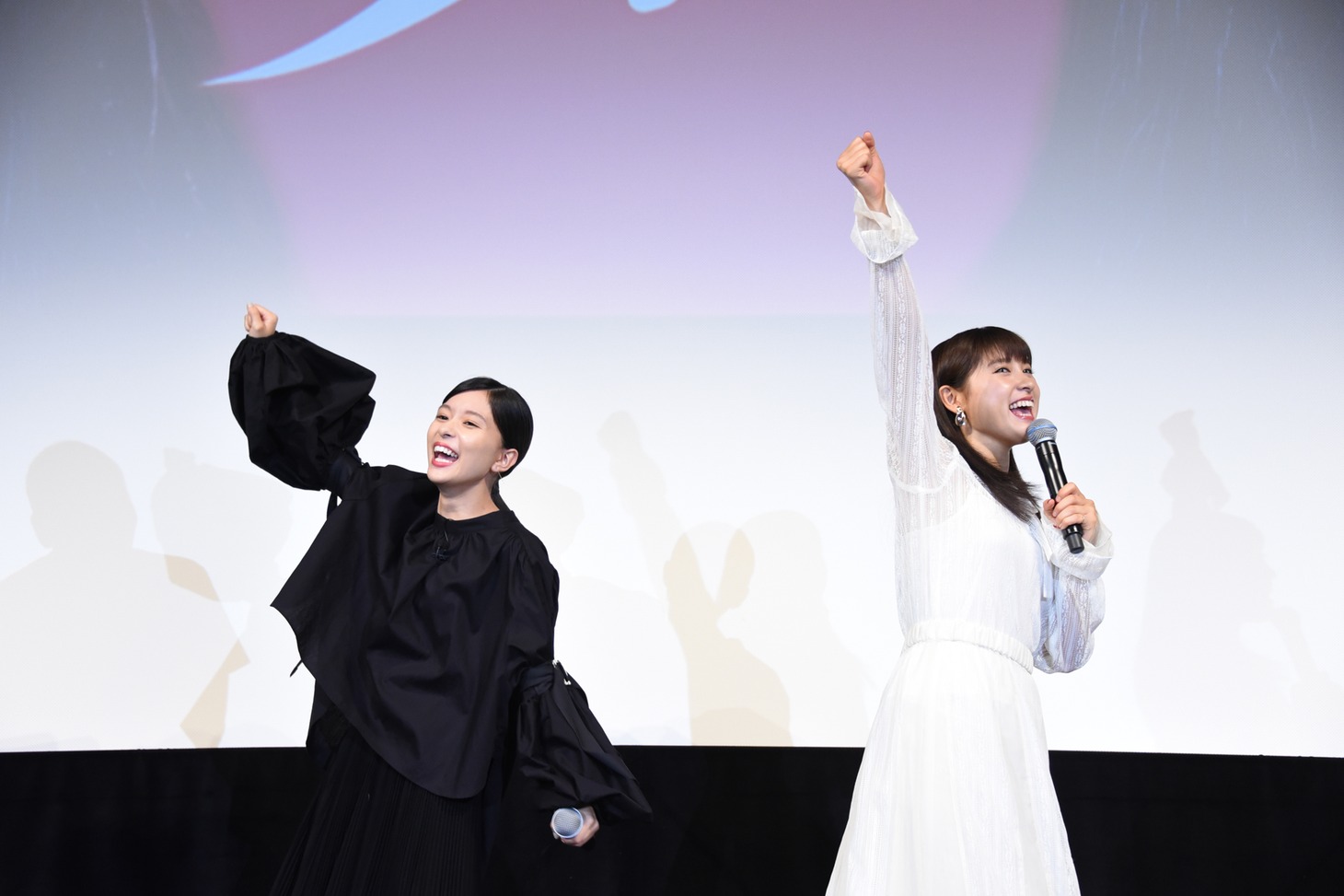 賞品が高級焼肉店の目録と聞き、テンションが上がった芳根京子（左）と土屋太鳳（右）。