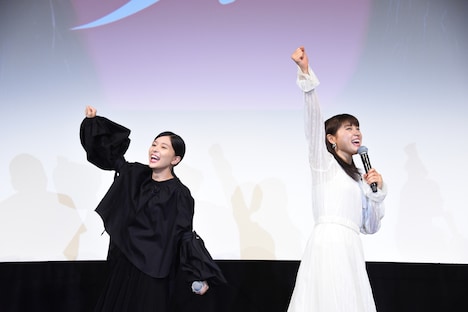 賞品が高級焼肉店の目録と聞き、テンションが上がった芳根京子(左)と土屋太鳳(右)。