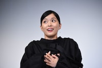 土屋太鳳ににらまれ心臓を押さえた芳根京子。