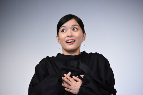 土屋太鳳ににらまれ心臓を押さえた芳根京子。