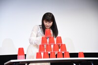 順当にコップを積み重ねていく土屋太鳳。