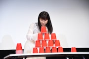順当にコップを積み重ねていく土屋太鳳。