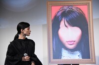 左から芳根京子、福笑い用のボード。