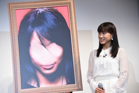 左から福笑い用のボード、土屋太鳳。