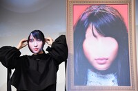 ニナの仮面で目隠しをする芳根京子。