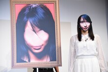 累の仮面で目隠しをする土屋太鳳。