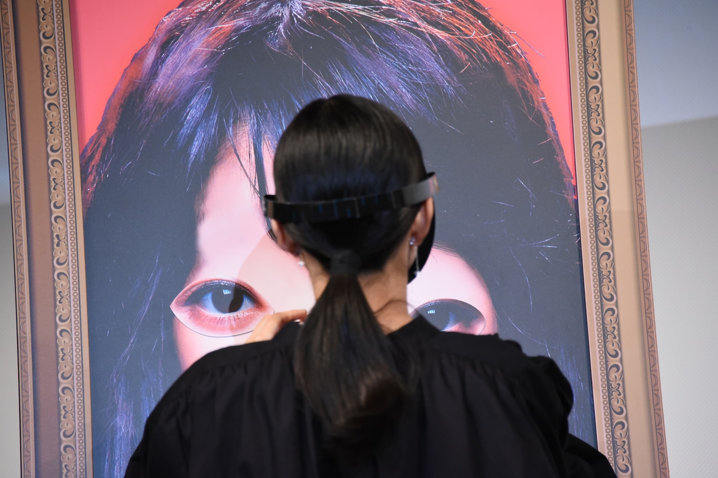 ひとまず両目を貼り終えた芳根京子。
