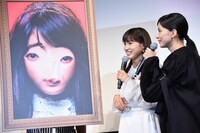 芳根京子による福笑いの出来栄えに「面白いけどな」とコメントする土屋太鳳（中央）。