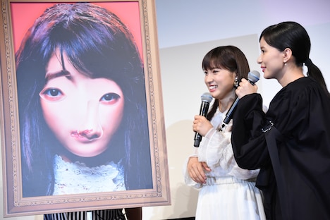 芳根京子による福笑いの出来栄えに「面白いけどな」とコメントする土屋太鳳(中央)。