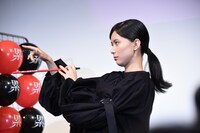 吹き矢のポーズを決める芳根京子。