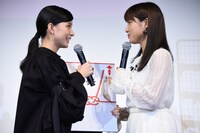 焼肉に2人で行くことを約束し合う芳根京子（左）と土屋太鳳（右）。