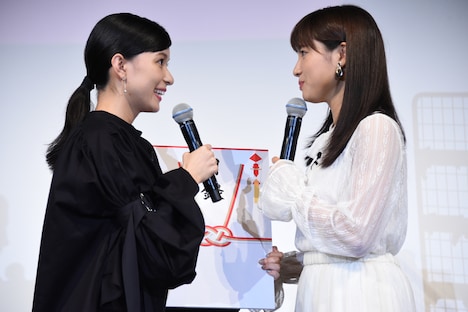 焼肉に2人で行くことを約束し合う芳根京子(左)と土屋太鳳(右)。