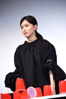 タワーが崩れ、放心状態となる芳根京子。