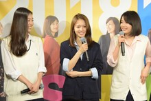 左から田辺桃子、山本舞香、広瀬すず。