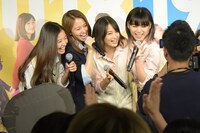 街頭ビジョンジャックのカメラに向かってアピールするキャストたち。