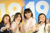 街頭ビジョンジャックのカメラに向かってアピールするキャストたち。