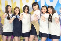 「SUNNY 強い気持ち・強い愛」トークイベントの様子。左から、田辺桃子、山本舞香、広瀬すず、池田エライザ、野田美桜、富田望生。