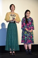 左から田辺桃子、富田望生。