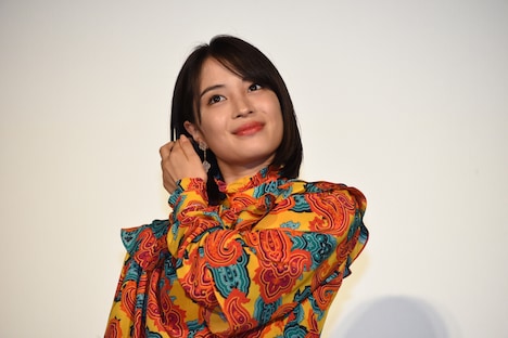 髪を耳にかける広瀬すず。