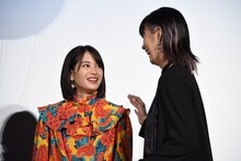 くす玉の登場に笑う広瀬すず（左）、池田エライザ（右）。