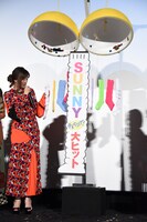 くす玉から飛び出したルーズソックスを触る篠原涼子。