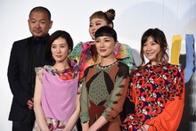 “大人SUNNY”を演じたキャストたちと、大根仁（上段左）。