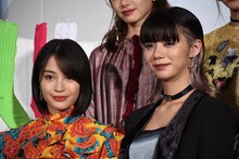 左から広瀬すず、池田エライザ。