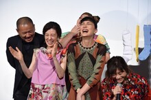 篠原涼子（右）が“平成”を連呼し、会場が爆笑に包まれた瞬間。