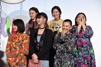 篠原涼子の“平成”連呼に笑う、高校時代の“SUNNY”のメンバーを演じたキャストたち。