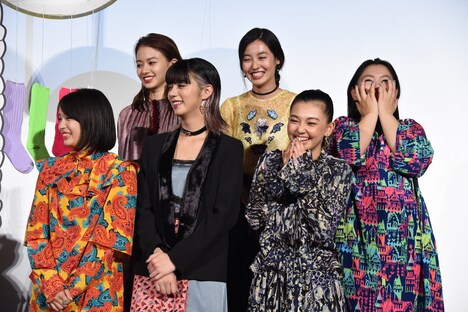 篠原涼子の“平成”連呼に笑う、高校時代の“SUNNY”のメンバーを演じたキャストたち。