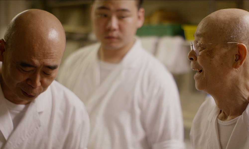 「世界が愛した料理人」より、左から小野禎一、小野二郎。